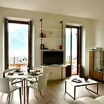 Stylish Lakefront House Apartment