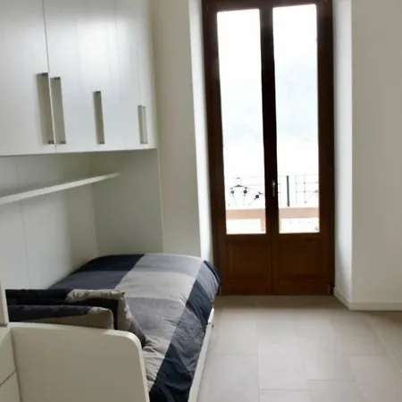 شقة Stylish Lakefront House *