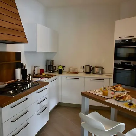 شقة Stylish Lakefront House *