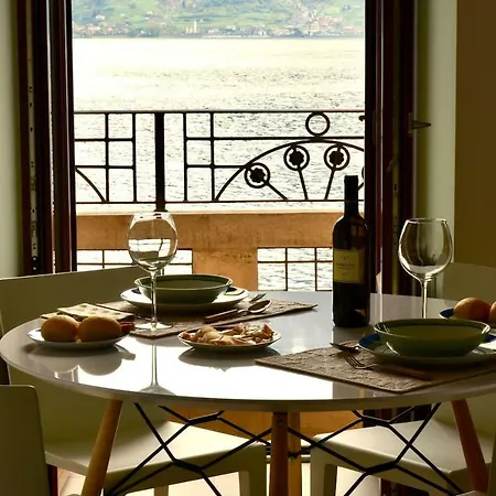 Stylish Lakefront House * لوفيري