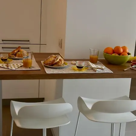 شقة Stylish Lakefront House