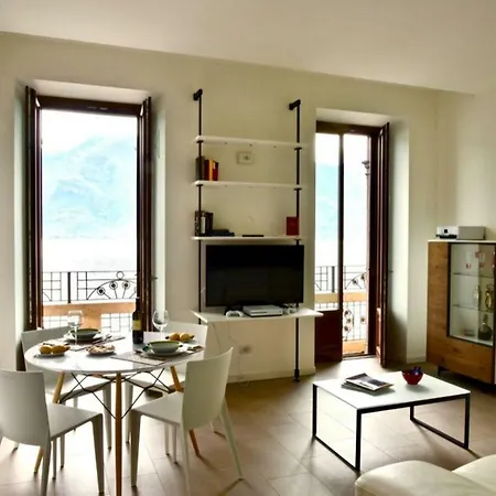 Stylish Lakefront House شقة