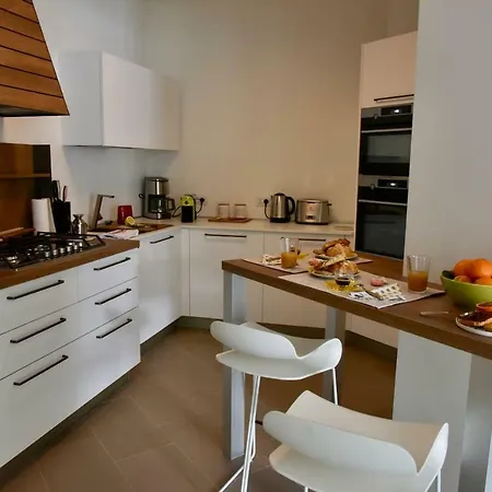شقة Stylish Lakefront House