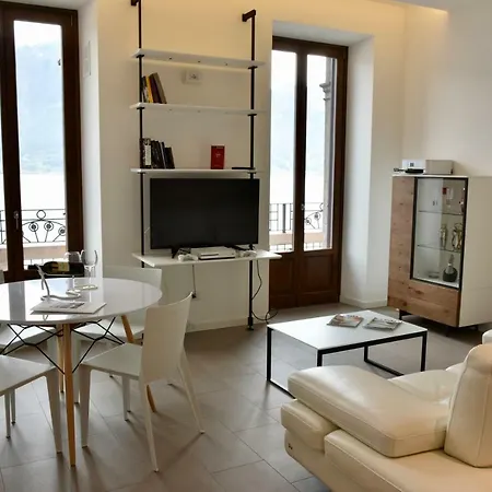 شقة Stylish Lakefront House